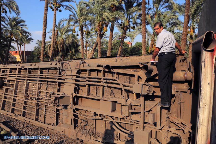 GUIZA, julio 13, 2018 (Xinhua) -- Un hombre revisa un vagón volcado en el lugar del accidente donde un tren descarriló, en Guiza, Egipto, el 13 de julio de 2018. Al menos 34 personas resultaron heridas cuando un tren egipcio descarriló el viernes cerca de Guiza al sur de la capital egipcia de El Cairo, informó la agencia de noticias oficial MENA. (Xinhua/Ahmed Gomaa)
