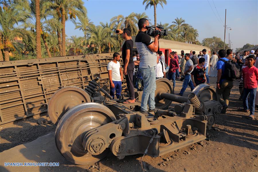 GUIZA, julio 13, 2018 (Xinhua) -- Personas se reúnen en el lugar del accidente donde un tren descarriló, en Guiza, Egipto, el 13 de julio de 2018. Al menos 34 personas resultaron heridas cuando un tren egipcio descarriló el viernes cerca de Guiza al sur de la capital egipcia de El Cairo, informó la agencia de noticias oficial MENA. (Xinhua/Ahmed Gomaa)