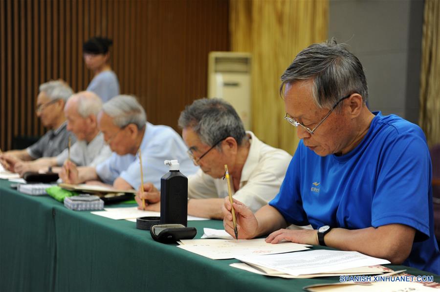 Cartas de admisión de una universidad china fueron escritas manualmente por profesores retirados