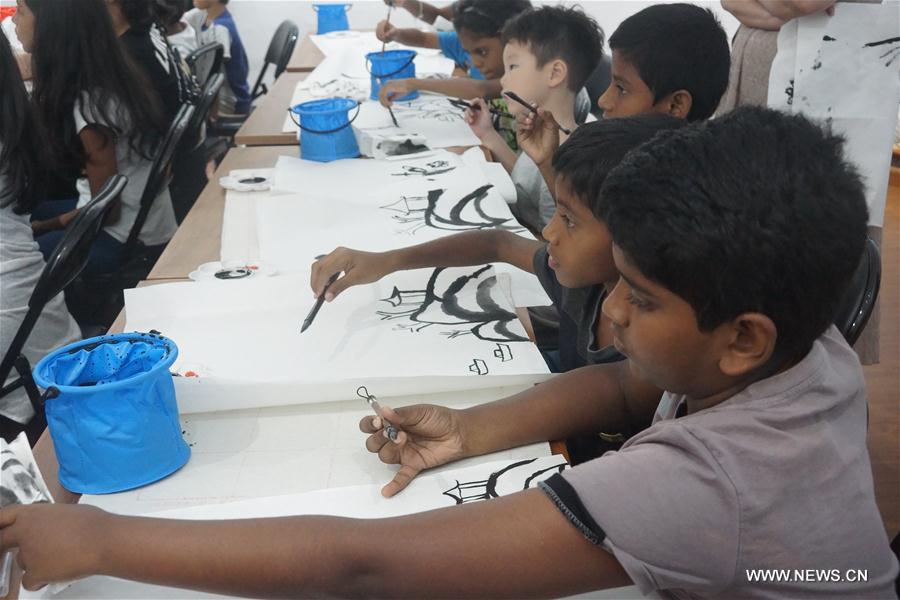 Niños aprenden pintura china tradicional en Sri Lanka