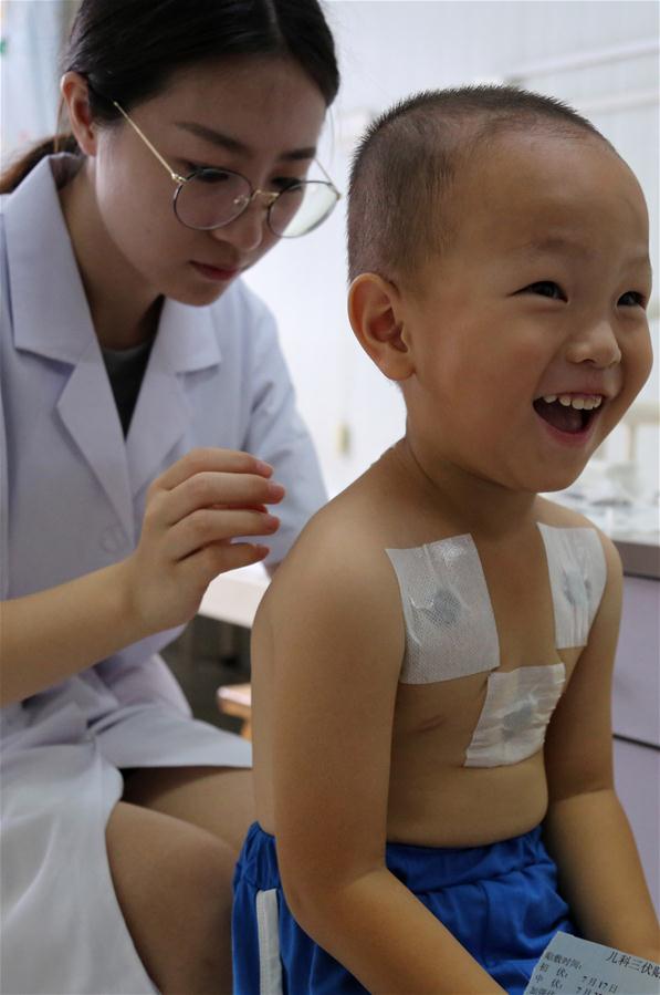 Tratamiento de Medicina Tradicional de China ayuda a personas a pasar el "Sanfu" de verano