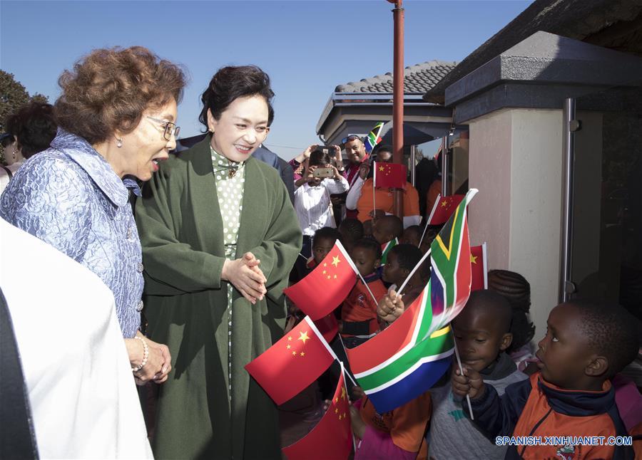 Primera dama china visita centro preescolar en Sudáfrica