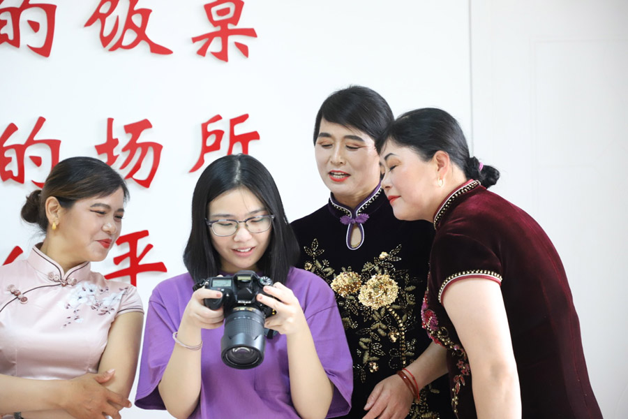 Trabajadoras de servicios comunales de Nanjing revisan las fotos. [Foto: Universidad de Aeronáutica y Astronáutica de Nanjing]