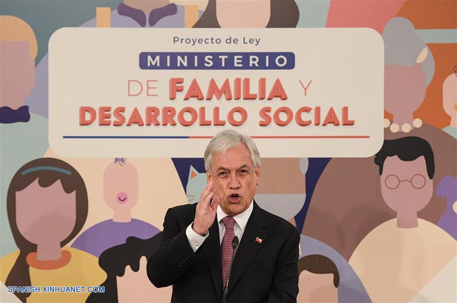 SANTIAGO, julio 26, 2018 (Xinhua) -- El presidente de Chile, Sebastián Piñera, pronuncia un discurso después de firmar el proyecto de ley para la creación del Ministerio de Familia y Desarrollo Social, en el Palacio de La Moneda, en Santiago, capital de Chile, el 26 de julio de 2018. (Xinhua/Jorge Villegas)