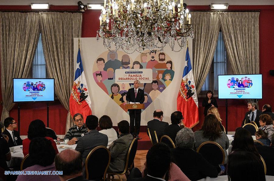 SANTIAGO, julio 26, 2018 (Xinhua) -- El presidente de Chile, Sebastián Piñera (c-atrás), pronuncia un discurso después de firmar el proyecto de ley para la creación del Ministerio de Familia y Desarrollo Social, en el Palacio de La Moneda, en Santiago, capital de Chile, el 26 de julio de 2018. (Xinhua/Jorge Villegas)