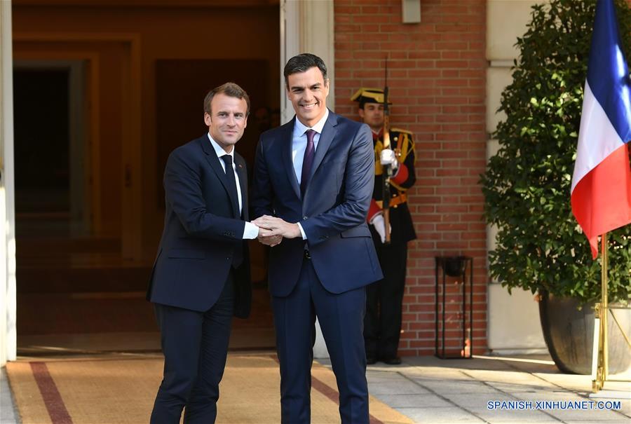 El jefe del gobierno español, Pedro Sánchez (d), estrecha la mano con el presidente de Francia, Emmanuel Macron (i), en Madrid, España, el 26 de julio de 2018. (Xinhua/Guo Qiuda)