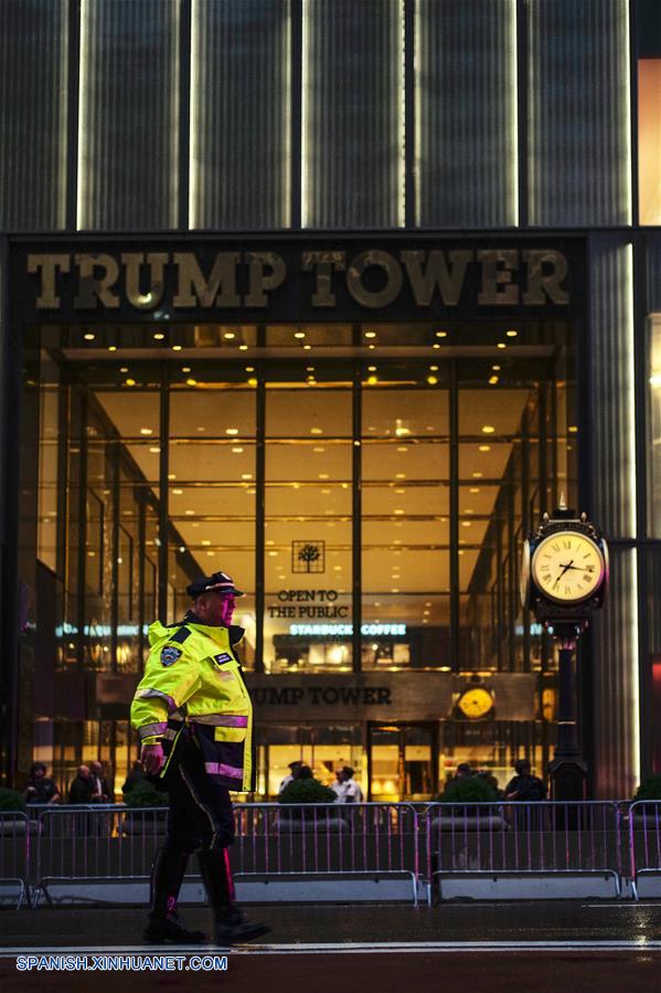 NUEVA YORK, julio 27, 2018 (Xinhua) -- Un policía vigila frente a la Torre Trump, en Nueva York, Estados Unidos, el 27 de julio de 2018. El Departamento de Policía de Nueva York (NYPD) confirmó que varios paquetes sospechosos fueron encontrados el viernes en la Torre Trump en Manhattan. (Xinhua/Li Muzi)