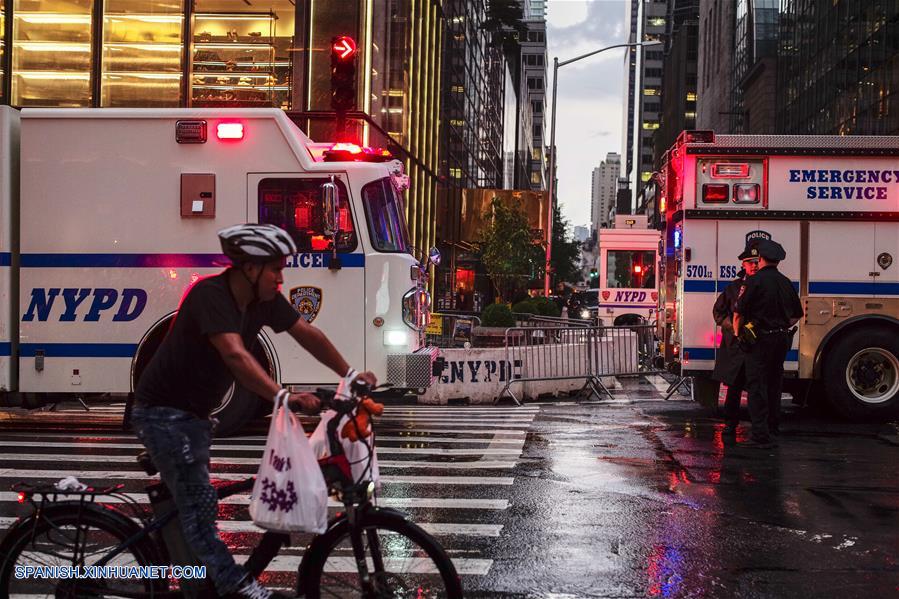 NUEVA YORK, julio 27, 2018 (Xinhua) -- Policías vigilan frente a la Torre Trump, en Nueva York, Estados Unidos, el 27 de julio de 2018. El Departamento de Policía de Nueva York (NYPD) confirmó que varios paquetes sospechosos fueron encontrados el viernes en la Torre Trump en Manhattan. (Xinhua/Li Muzi)