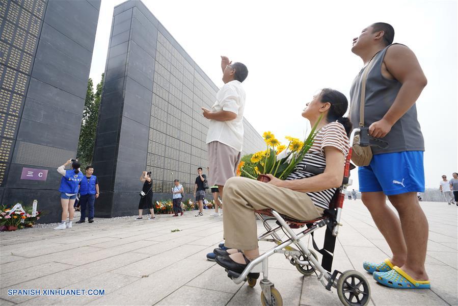 Personas reaccionan por sus familiares fallecidos en el terremoto de Tangshan de 1976