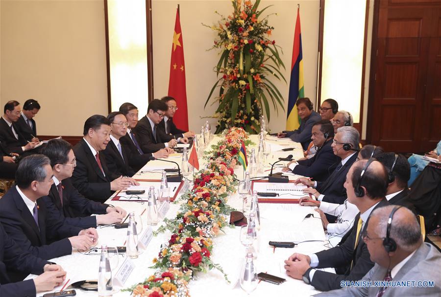 El presidente de China, Xi Jinping, se reúne con el primer ministro de Mauricio, Pravind Jugnauth, durante su visita amistosa al país, en Port Louis, Mauricio, el 28 de julio de 2018. (Xinhua/Pang Xinglei)