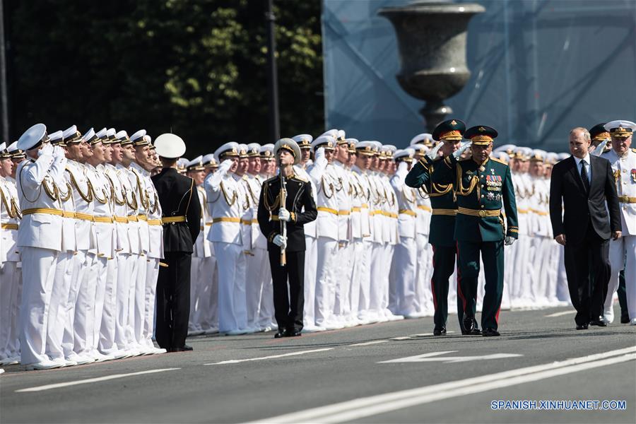 El presidente de Rusia, Vladimir Putin (d), asiste al Desfile Naval Principal para conmemorar el Día de la Armada de Rusia, en San Petersburgo, Rusia, el 29 de julio de 2018. El presidente de Rusia, Vladimir Putin, dijo el domingo que Rusia continuará desarrollando sus fuerzas navales y mejorando su equipo. (Xinhua/Wu Zhuang)