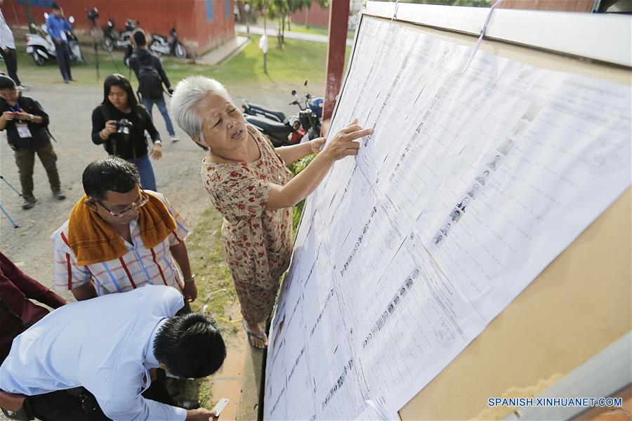 Votantes revisan sus nombres en una lista en un centro electoral en Phnom Penh, Camboya, el 29 de julio de 2018. Las sextas elecciones generales en Camboya arrancaron el domingo con la participación de 20 partidos políticos, informó el portavoz del Comité Electoral Nacional del país. (Xinhua/Phearum)