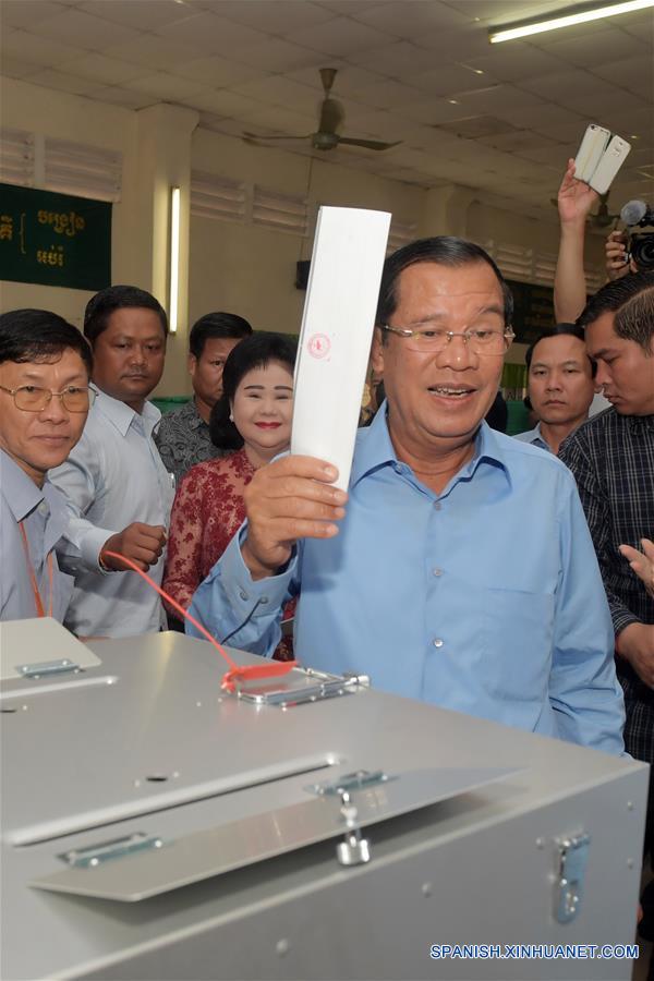 El primer ministro de Camboya, Samdech Techo Hun Sen (frente), posa previo a emitir su voto en un centro electoral en Kandal, Camboya, el 29 de julio de 2018. Las sextas elecciones generales en Camboya arrancaron el domingo con la participación de 20 partidos políticos, informó el portavoz del Comité Electoral Nacional del país. (Xinhua/Str)