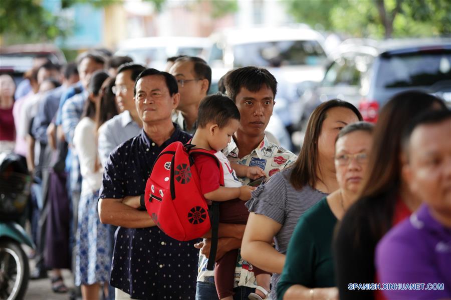 PHNOM PENH, julio 29, 2018 (Xinhua) -- Votantes permanecen en fila para emitir sus votos en un centro electoral en Phnom Penh, Camboya, el 29 de julio de 2018. Las sextas elecciones generales en Camboya arrancaron el domingo con la participación de 20 partidos políticos, informó el portavoz del Comité Electoral Nacional del país. (Xinhua/Sovannara)