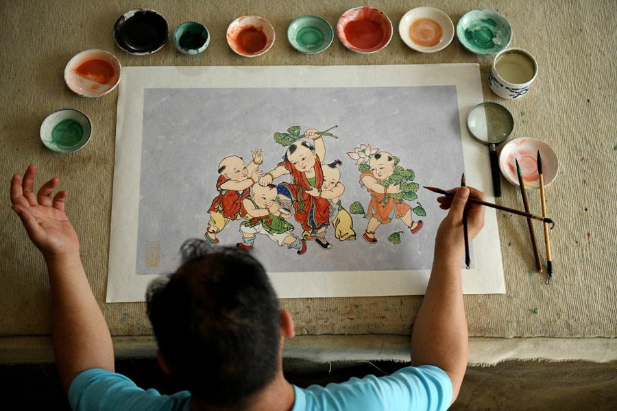 Pintor popular chino revive en papel los antiguos murales del templo de Pilu