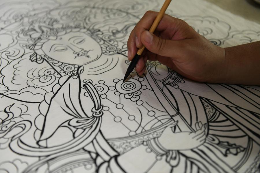 En su estudio, Yao Shulong dibuja una pintura china tradicional de año nuevo usando técnicas murales, 24 de julio del 2018. (Foto: Xinhua)