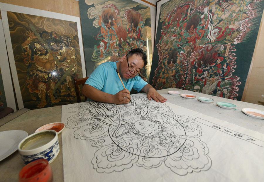 En su estudio, Yao Shulong dibuja una pintura china tradicional de año nuevo usando técnicas murales, 24 de julio del 2018. (Foto: Xinhua)