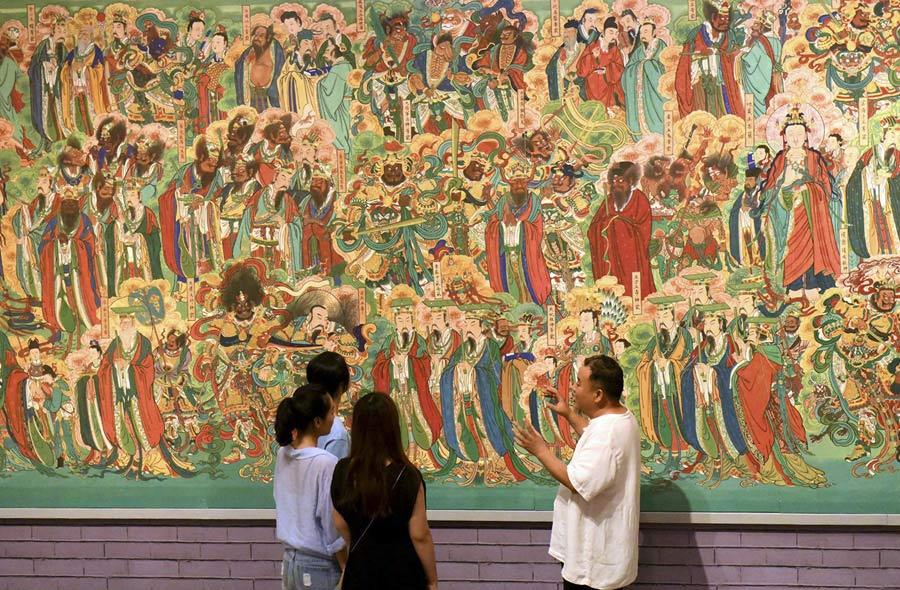 Yao Shulong exhibe en el Museo de Hebei sus réplicas de los murales del templo de Pilu, 25 de julio del 2018. (Foto: Xinhua)