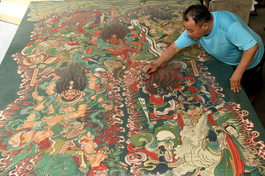En su estudio, Yao Shulong comprueba las réplicas de los murales del templo de Pilu, 24 de julio del 2018. (Foto: Xinhua)