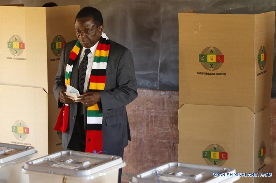 El presidente de Zimbabue, Emmerson Mnangagwa, emite su voto en Kwekwe, Midlands, Zimbabue, el 30 de julio de 2018. Los zimbabuenses empezaron el lunes a ejercer su derecho al sufragio en las primeras elecciones presidenciales desde que el ex presidente Robert Mugabe renunciara a su cargo en noviembre de 2017. (Xinhua/Shaun Jusa)
