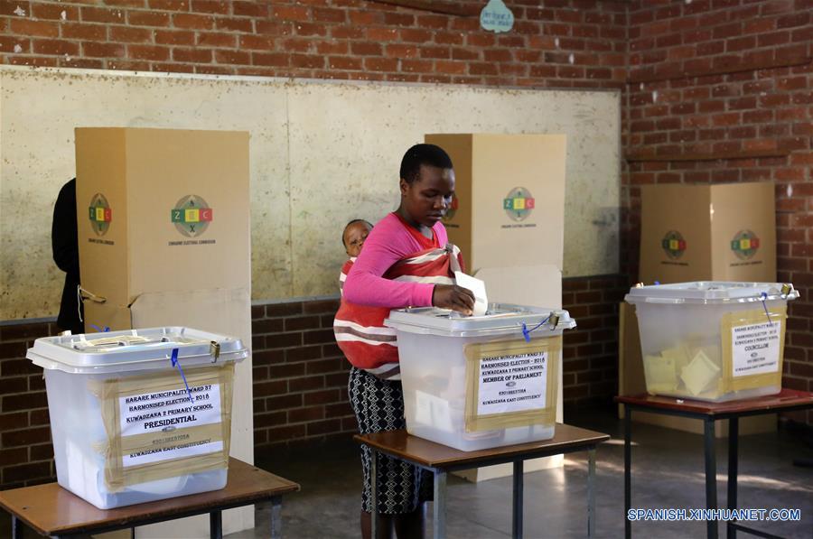 Una persona emite su voto en Kuwadzana, Harare, Zimbabue, el 30 de julio de 2018. Los zimbabuenses empezaron el lunes a ejercer su derecho al sufragio en las primeras elecciones presidenciales desde que el ex presidente Robert Mugabe renunciara a su cargo en noviembre de 2017. (Xinhua/Zhang Yuliang)