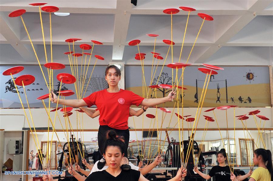 Estudiantes extranjeros que estudian acrobacias en China