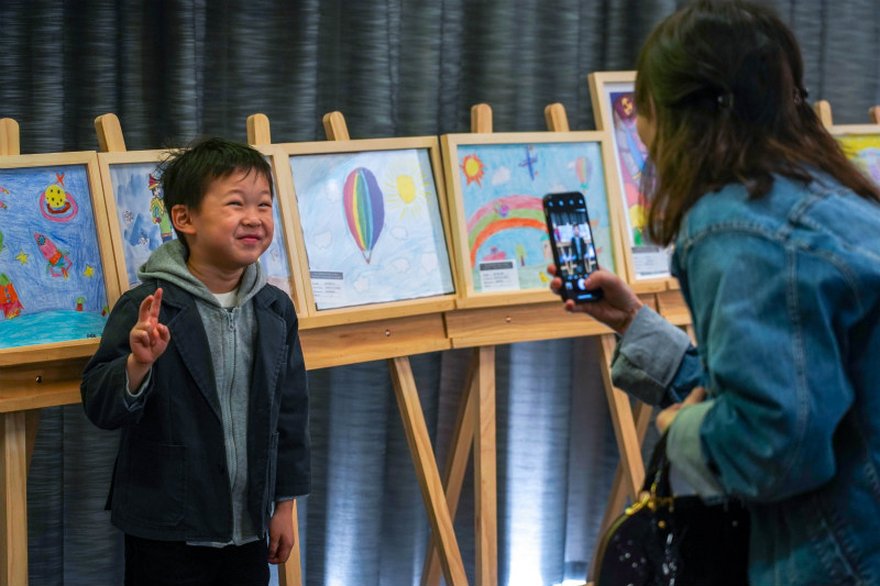 Exposición Internacional de Dibujo Infantil “Física ante mis ojos", celebrada en Sydney, Australia. (Foto: Ji He/ Pueblo en Línea)