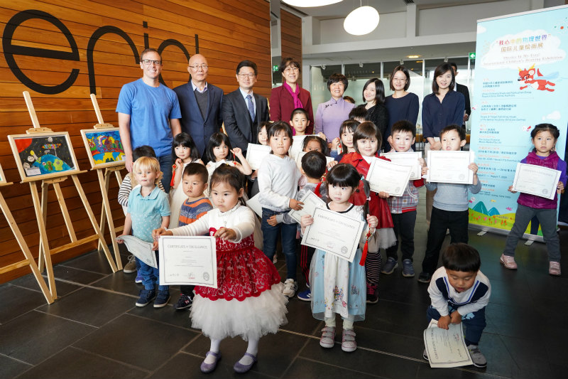 Los niños exhiben sus certificados. (Foto: Ji He/ Pueblo en Línea)