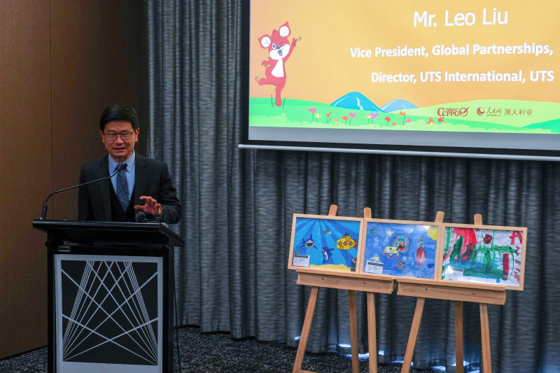 Leo Liu, vicepresidente de alianzas globales de la Universidad de Tecnología de Sydney, interviene durante la inauguración de la exposición. (Foto: Ji He/ Pueblo en Línea)