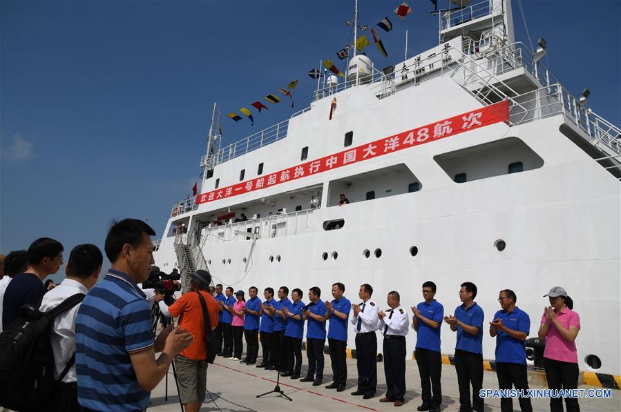 El buque chino de investigación científica Océano 1 (Dayang Yihao, en idioma chino) se prepara este martes para navegar en Qingdao, provincia de Shandong. Durante la travesía realizará investigaciones científicas sobre ecosistemas de aguas profundas y recursos naturales en el noreste del Océano Pacífico. [Foto: Xinhua]