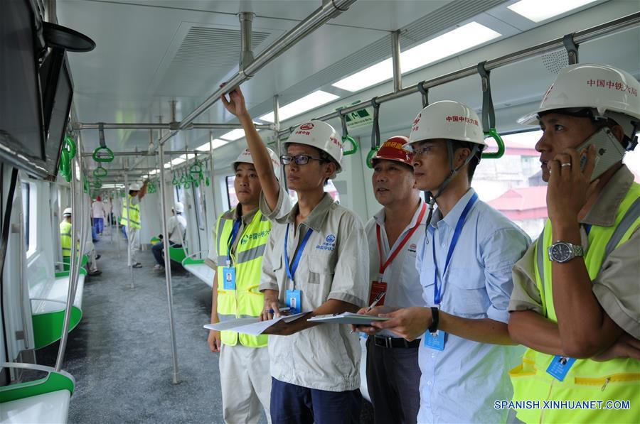 HANOI, agosto 1, 2018 (Xinhua) -- Empleados de China Railway Sixth Group Co. Ltd, monitorean el progreso de una prueba del primer ferrocarril urbano de Vietnam, en Hanoi, Vietnam, el 1 de agosto de 2018. El primer ferrocarril urbano de Vietnam, construido por China Railway Sixth Group Co. Ltd, comenzó el miércoles las pruebas finales. (Xinhua/Tao Jun)