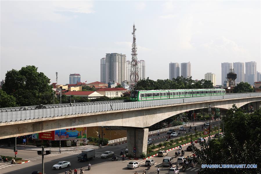 HANOI, agosto 1, 2018 (Xinhua) -- Vista del primer ferrocarril urbano de Vietnam, realizando las pruebas finales en Hanoi, Vietnam, el 1 de agosto de 2018. El primer ferrocarril urbano de Vietnam, construido por China Railway Sixth Group Co. Ltd, comenzó el miércoles las pruebas finales. (Xinhua/Wang Di)