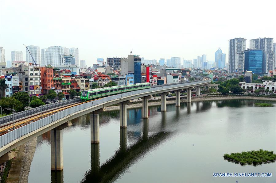HANOI, agosto 1, 2018 (Xinhua) -- Vista del primer ferrocarril urbano de Vietnam, realizando las pruebas finales en Hanoi, Vietnam, el 1 de agosto de 2018. El primer ferrocarril urbano de Vietnam, construido por China Railway Sixth Group Co. Ltd, comenzó el miércoles las pruebas finales. (Xinhua/VNA)