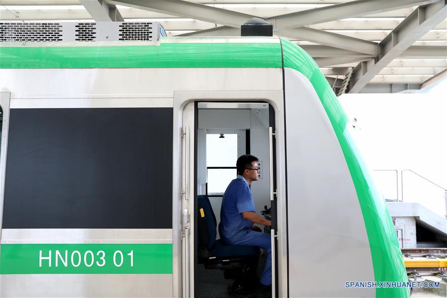 HANOI, agosto 1, 2018 (Xinhua) -- Un conductor opera un tren durante una prueba del primer ferrocarril urbano de Vietnam, en Hanoi, Vietnam, el 1 de agosto de 2018. El primer ferrocarril urbano de Vietnam, construido por China Railway Sixth Group Co. Ltd, comenzó el miércoles las pruebas finales. (Xinhua/Wang Di)