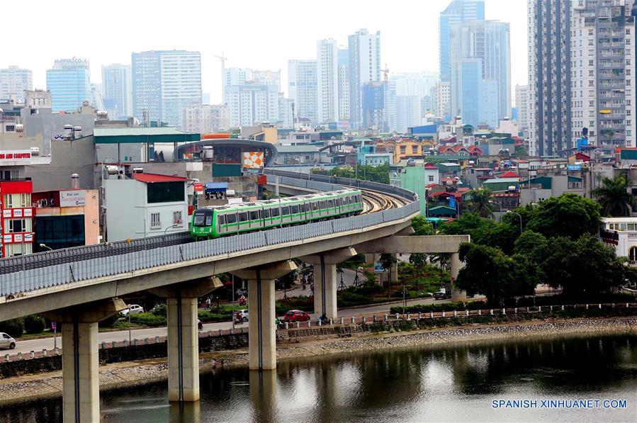 Vista del primer ferrocarril urbano de Vietnam, realizando las pruebas finales en Hanoi, Vietnam, el 1 de agosto de 2018. El primer ferrocarril urbano de Vietnam, construido por China Railway Sixth Group Co. Ltd, comenzó el miércoles las pruebas finales. (Xinhua/VNA) 