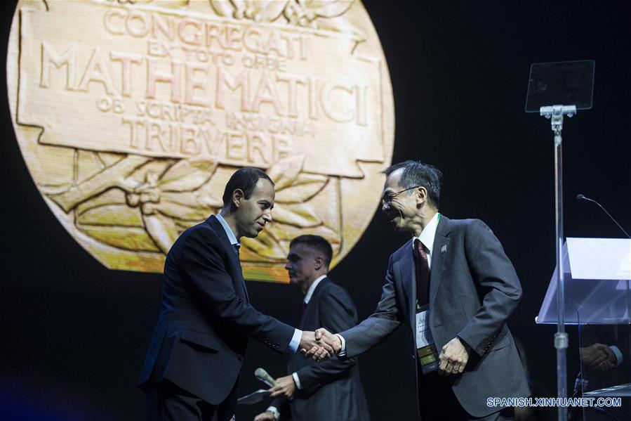 RIO DE JANEIRO, agosto 1, 2018 (Xinhua) -- Caucher Birkar (i) de Irán, ganador de la Medalla Fields, estrecha la mano con Shigefumi Mori (d), presidente del Comité Ejecutivo de la Unión Matemática Internacional (IMU, por sus siglas en inglés), durante la ceremonia de inauguración del Congreso Internacional de Matemáticos (ICM, por sus siglas en inglés) 2018, en Río de Janeiro, Brasil, el 1 de agosto de 2018. Un científico de Alemania, uno de India, uno de Irán y uno de Italia fueron premiados el miércoles en Río de Janeiro con la Medalla Fields, considerada como el Premio Nobel de Matemáticas, informó la IMU. (Xinhua/Li Ming)