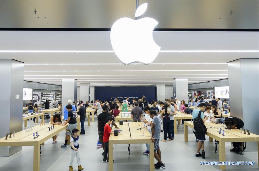 Clientes seleccionan productos en una tienda de Apple, en Nueva York, Estados Unidos, el 2 de agosto de 2018. El gigante tecnológico estadounidense, Apple, se convirtió el jueves en la primera compañía cotizada en bolsa en alcanzar el histórico valor de mercado de un billón de dólares. (Xinhua/Wang Ying)