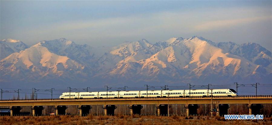 Un tren de alta velocidad pasa la montaña Tianshan en la región autónoma uygur de Xinjiang, noroeste de China, el 3 de diciembre de 2015. (Xinhua / Cai Zengle)