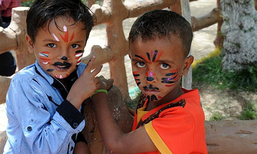 Niños asisten a actividades para personas desplazadas en Saná, Yemen