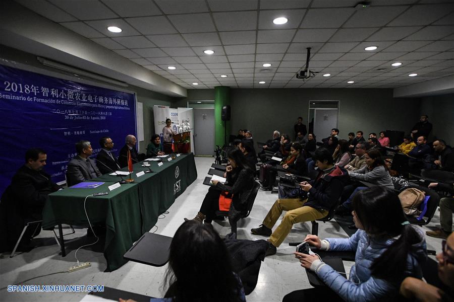 Funcionarios chilenos participan durante la ceremonia de graduación del seminario "Formación de Comercio Electrónico para Micro y Pequeña Agricultura", en la Universidad Santo Tomás, en Santiago, capital de Chile, el 2 de agosto de 2018. El embajador de China en Chile, Xu Bu, destacó el jueves el auge del comercio electrónico en su país, y valoró el interés de las micro y pequeñas empresas chilenas en el sector agrícola por fortalecer el intercambio de conocimientos en este ámbito. El embajador Xu encabezó la ceremonia de graduación del seminario "Formación de Comercio Electrónico para Micro y Pequeña Agricultura", patrocinado por el Ministerio de Comercio de China, la Universidad Santo Tomás, y diversas entidades gubernamentales e internacionales. (Xinhua/Jorge Villegas)