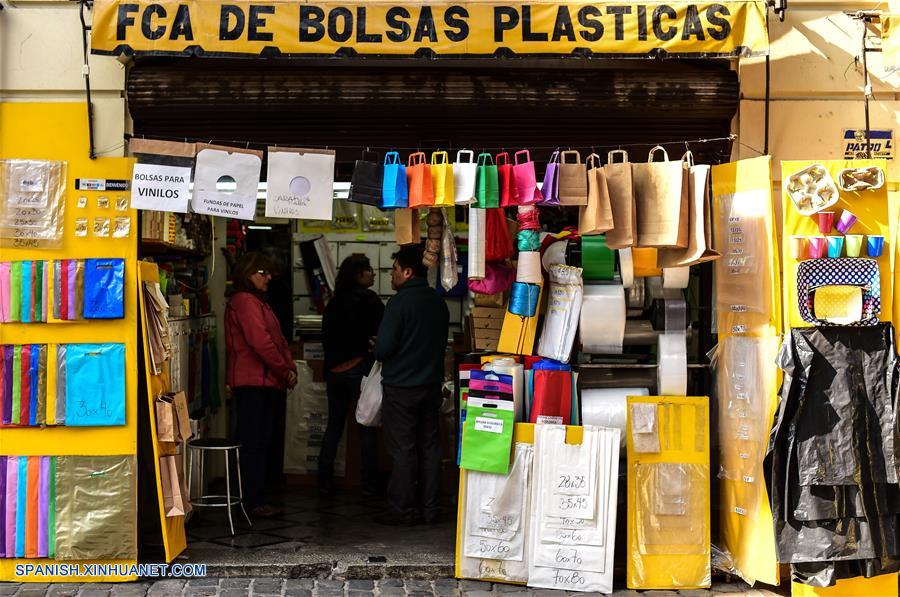 SANTIAGO, agosto 3, 2018 (Xinhua) -- Personas permanecen dentro de una fábrica de bolsas plásticas, en Santiago, capital de Chile, el 3 de agosto de 2018. El presidente de Chile, Sebastián Piñera, oficializó el viernes la ley que prohíbe la entrega de bolsas de plástico en todo el comercio nacional, que comenzará a regir de inmediato y que instala al país "a la vanguardia" en el cuidado del ecosistema. (Xinhua/Jorge Villegas)