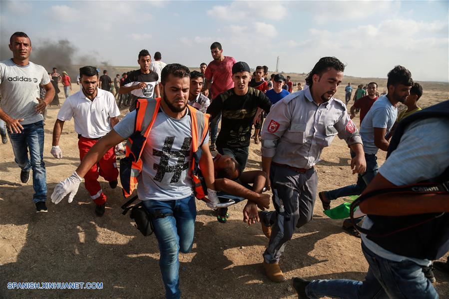 GAZA, agosto 3, 2018 (Xinhua) -- Médicos palestinos trasladan a un hombre herido durante enfrentamientos con soldados israelíes en la frontera entre Gaza e Israel, en el este de la Ciudad de Gaza, el 3 de agosto de 2018. De acuerdo con información de la prensa local, un palestino fue asesinado y otros 220 fueron heridos por soldados israelíes el viernes durante enfrentamientos cerca de la frontera entre Gaza e Israel, informó el vocero del ministro palestino de Salud en la Franja de Gaza. (Xinhua/Str)