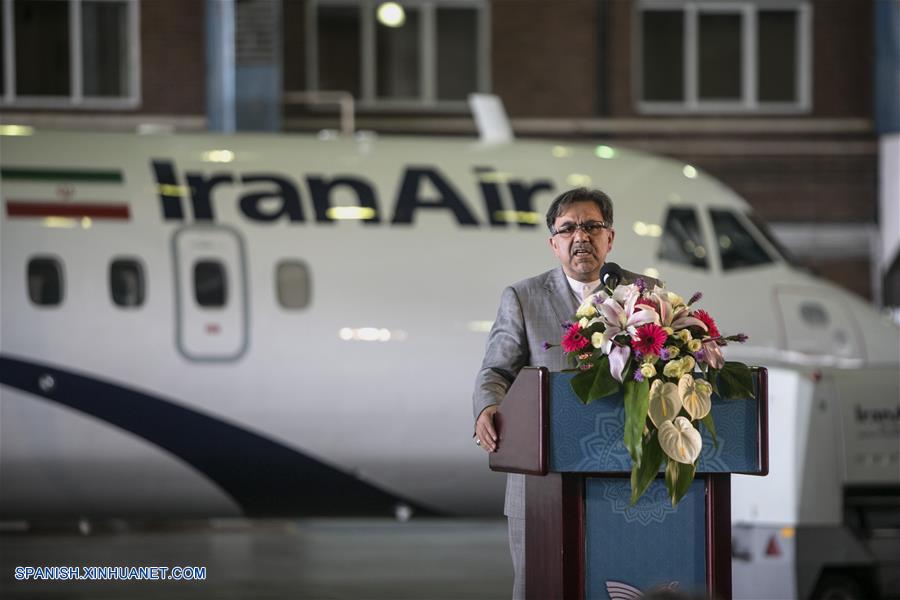El ministro iraní de Caminos y Desarrollo Urbano, Abbas Akhoundi, pronuncia un discurso frente a un avión de pasajeros ATR 72-600, en el Aeropuerto Internacional Mehrabad, en Teherán, Irán, el 5 de agosto de 2018. (Xinhua/Ahmad Halabisaz)