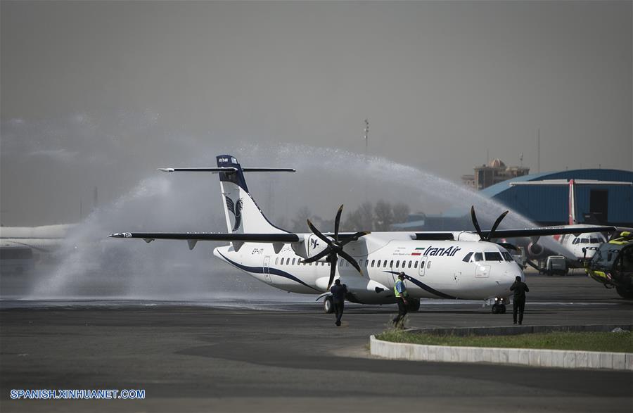 TEHERAN, agosto 5, 2018 (Xinhua) -- Vista de un avión de pasajeros ATR 72-600 recibiendo un saludo con agua para celebrar su llegada al Aeropuerto Internacional Mehrabad, en Teherán, Irán, el 5 de agosto de 2018. El fabricante de aviones franco-italiano ATR entregó el domingo otros cinco aviones de turbohélice a Irán, informó la agencia oficial de noticias IRNA. Los aviones de pasajeros ATR 72-600 aterrizaron en el Aeropuerto Internacional Mehrabad de Teherán la mañana del domingo, un día antes de que Estados Unidos vuelva a imponer una primera ronda de sanciones contra Irán. (Xinhua/Ahmad Halabisaz)