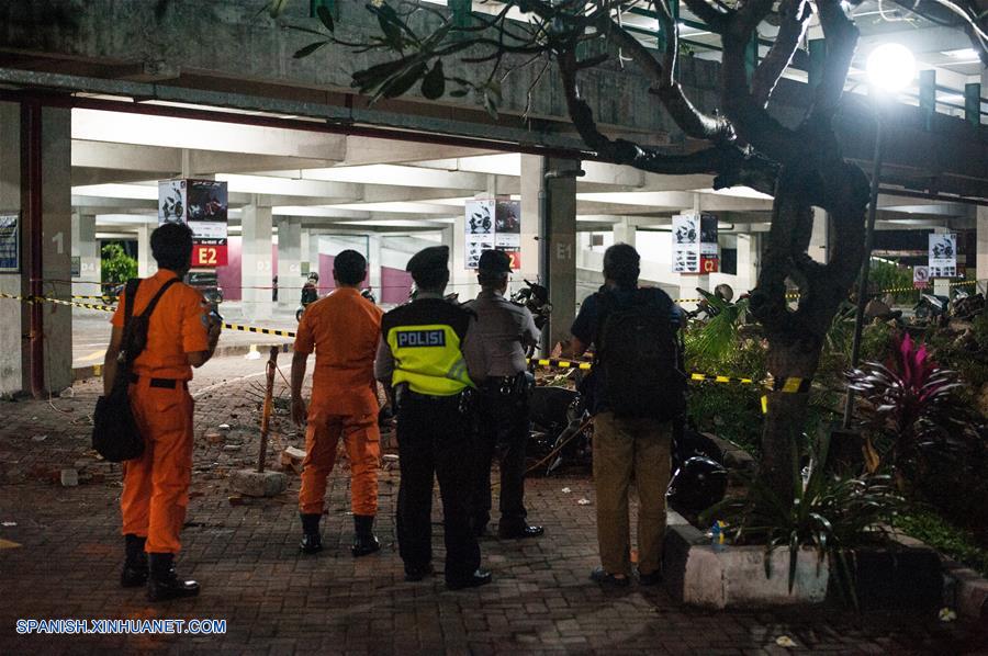 Oficiales de seguridad revisan las ruinas de un estacionamiento después de que ocurriera un terremoto, en la Regencia Badung, Bali, Indonesia, el 5 de agosto de 2018. (Xinhua/Muhammad Fauzi Chaniago)