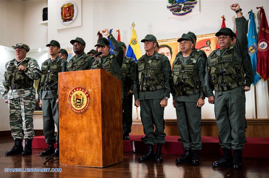 El ministro de Defensa venezolano, Vladimir Padrino López (c-frente), pronuncia un discurso durante una declaración nacional, en la sede del Ministerio de Defensa, en Caracas, Venezuela, el 5 de agosto de 2018. (Xinhua/Marcos Salgado)