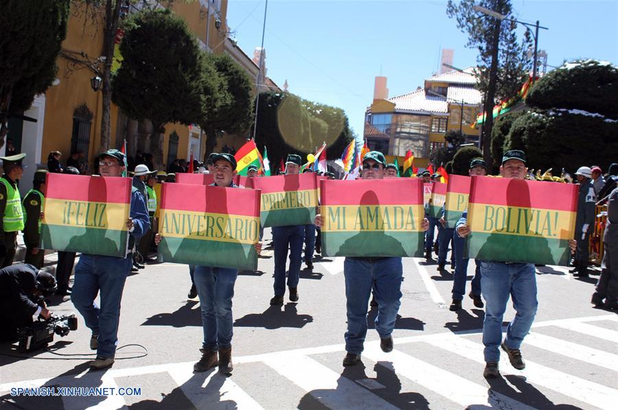 POTOSI, agosto 6, 2018 (Xinhua) -- Personas participan en un desfile cívico para conmemorar el aniversario 193 de la Independencia de Bolivia, en la ciudad de Potosí, Bolivia, el 6 de agosto de 2018. El presidente boliviano, Evo Morales, destacó el lunes la unidad, la soberanía y la dignidad lograda en más de una década de su gobierno, que ha permitido la construcción de una nueva patria con estabilidad económica, política y social, en el marco del aniversario 193 de la Independencia y creación de la patria. (Xinhua/José Lirauze/ABI)
