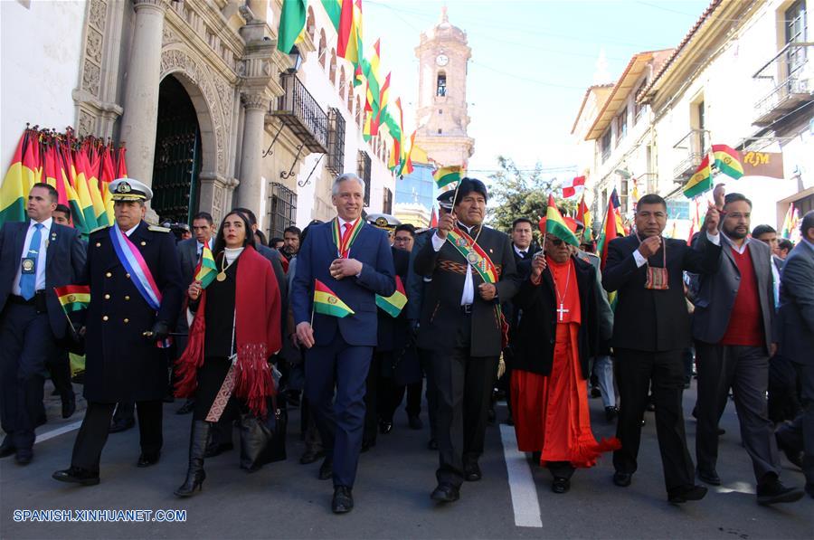 El presidente de Bolivia, Evo Morales (c), encabeza un desfile cívico para conmemorar el aniversario 193 de la Independencia de Bolivia, en la ciudad de Potosí, Bolivia, el 6 de agosto de 2018. (Xinhua/José Lirauze/ABI)