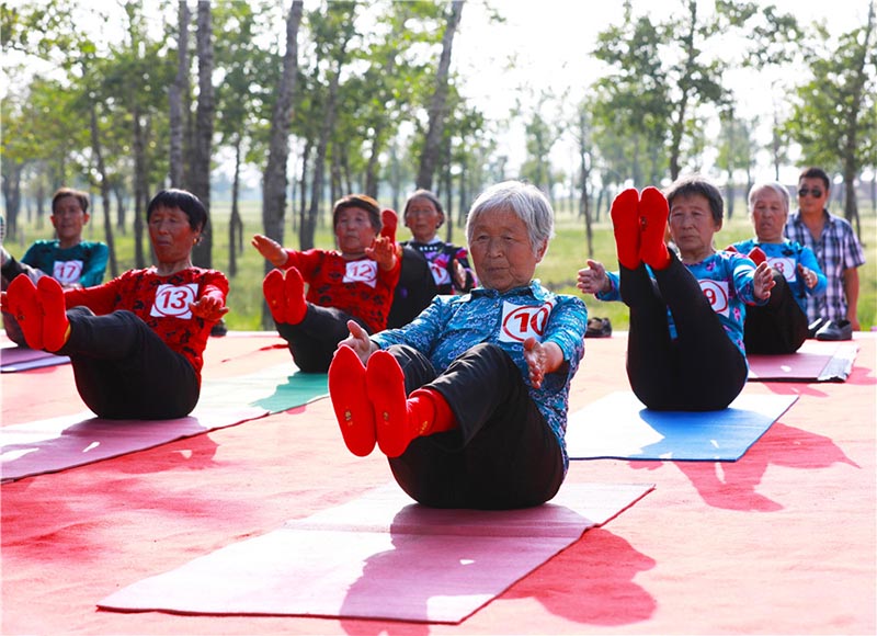 Residentes practican yoga en Yugouliang, aldea situada en Zhangjiakou, provincia de Hebei, 3 de agosto del 2018. [Foto: Zhu Xingxin]