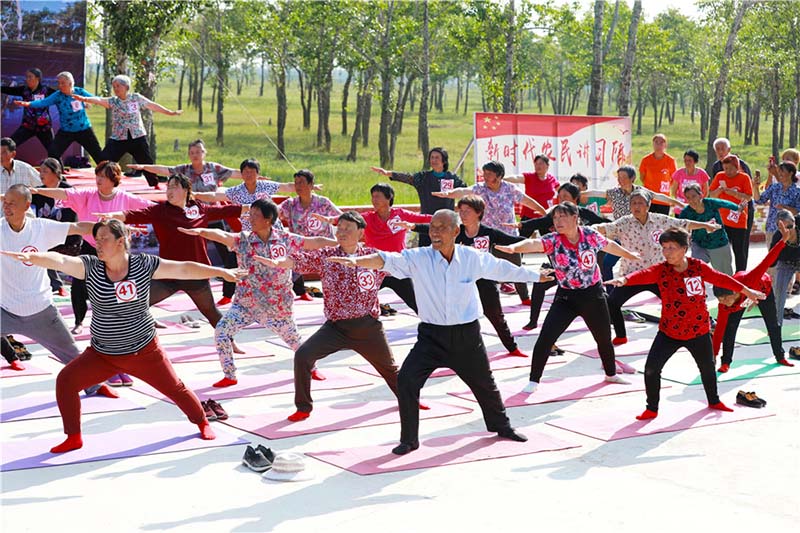 Residentes practican yoga en Yugouliang, aldea situada en Zhangjiakou, provincia de Hebei, 3 de agosto del 2018. [Foto: Zhu Xingxin]